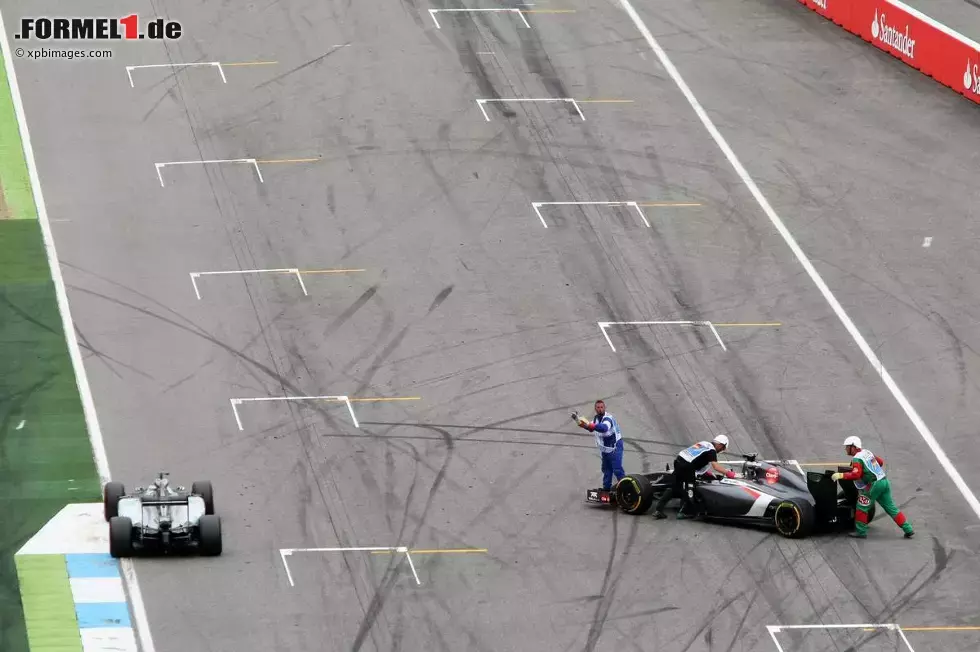 Foto zur News: Nico Rosberg (Mercedes) und Adrian Sutil (Sauber)