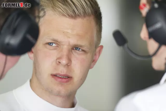 Foto zur News: Formel-1-Neuling Kevin Magnussen war mal neben der Strecke zu finden - das war am ersten Trainingstag so gut wie allen Fahrern passiert, einigen sogar mehrmals. Am Ende belegte der Däne mit 1,098 Sekunden Abstand Position fünf.