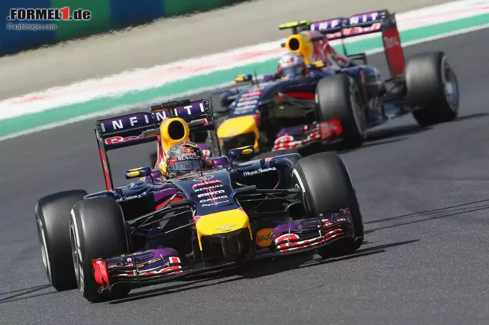 Foto zur News: Sebastian Vettel (Red Bull) und Daniel Ricciardo (Red Bull)