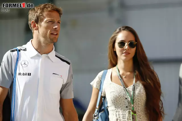 Foto zur News: Jenson Button - hier mit seiner Verlobten Jessica Michibata - schaffte mit 1,579 Sekunden Abstand und Rang sieben den Sprung in die Top 10.