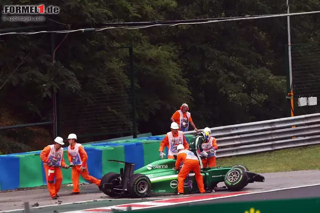 Foto zur News: Übel erwischten es Marcus Ericsson, der beim Herausbeschleunigen auf einem nassen Randstein ausrutschte und heftig in die Reifenstapel krachte. Zum Glück blieb der Caterham-Pilot unverletzt.