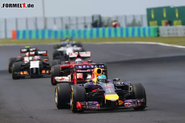 Foto zur News: Sebastian Vettel leistete sich einen spektakulären Dreher auf der Start-Ziel-Geraden, den er nur mit sehr viel Glück unbeschadet überstand. Das kostete Plätze und am Ende wurde es nur der siebte Rang.