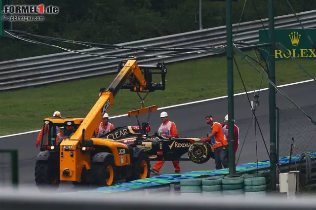 Foto zur News: Romain Grosjean schaffte sogar das Kunststück, sich hinter dem Safety-Car zu drehen und in den Leitplanken zu landen.