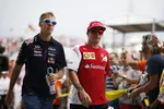 Foto zur News: Sebastian Vettel (Red Bull) und Kimi Räikkönen (Ferrari)