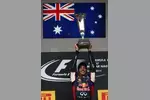 Foto zur News: Daniel Ricciardo (Red Bull), Fernando Alonso (Ferrari) und Lewis Hamilton (Mercedes)