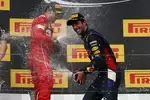 Foto zur News: Daniel Ricciardo (Red Bull) und Fernando Alonso (Ferrari)