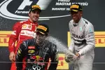 Foto zur News: Daniel Ricciardo (Red Bull), Fernando Alonso (Ferrari) und Lewis Hamilton (Mercedes)