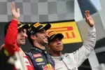 Foto zur News: Fernando Alonso (Ferrari), Daniel Ricciardo (Red Bull) und Lewis Hamilton (Mercedes)