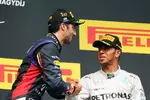 Foto zur News: Daniel Ricciardo (Red Bull) und Lewis Hamilton (Mercedes)