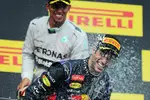 Foto zur News: Daniel Ricciardo (Red Bull) und Lewis Hamilton (Mercedes)