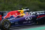 Foto zur News: Daniel Ricciardo (Red Bull) und Lewis Hamilton (Mercedes)