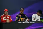 Foto zur News: Fernando Alonso (Ferrari), Daniel Ricciardo (Red Bull) und Lewis Hamilton (Mercedes)