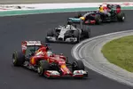 Foto zur News: Fernando Alonso (Ferrari), Lewis Hamilton (Mercedes) und Daniel Ricciardo (Red Bull)