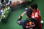 Foto zur News: Daniel Ricciardo (Red Bull) und Fernando Alonso (Ferrari)