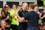 Foto zur News: Sebastian Vettel (Red Bull), Adrian Newey und Daniel Ricciardo (Red Bull)