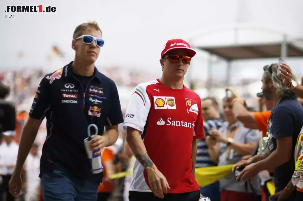 Foto zur News: Sebastian Vettel (Red Bull) und Kimi Räikkönen (Ferrari)