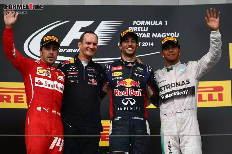 Foto zur News: Daniel Ricciardo (Red Bull), Fernando Alonso (Ferrari) und Lewis Hamilton (Mercedes)