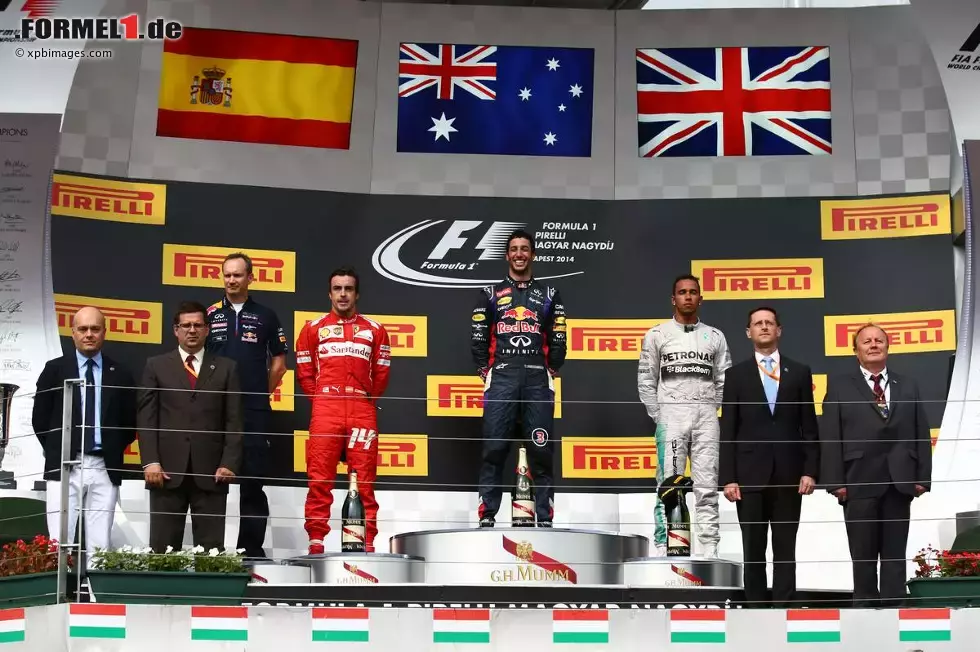 Foto zur News: Daniel Ricciardo (Red Bull), Fernando Alonso (Ferrari) und Lewis Hamilton (Mercedes)