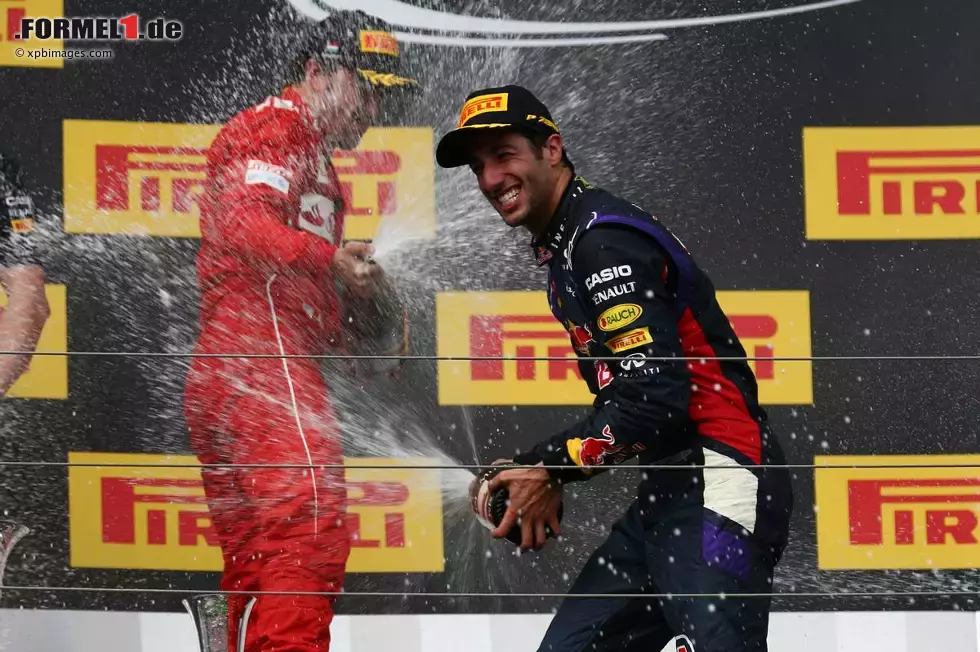 Foto zur News: Daniel Ricciardo (Red Bull) und Fernando Alonso (Ferrari)