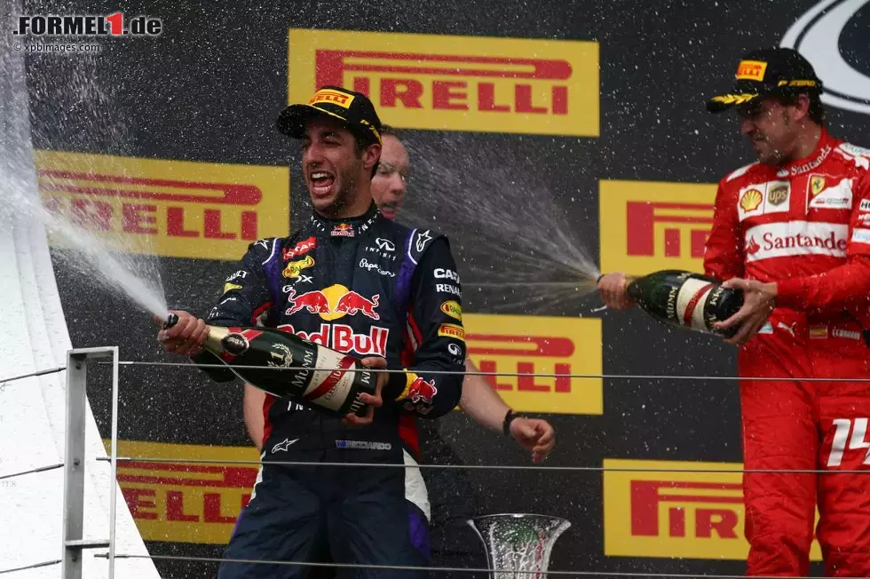 Foto zur News: Daniel Ricciardo (Red Bull) und Fernando Alonso (Ferrari)