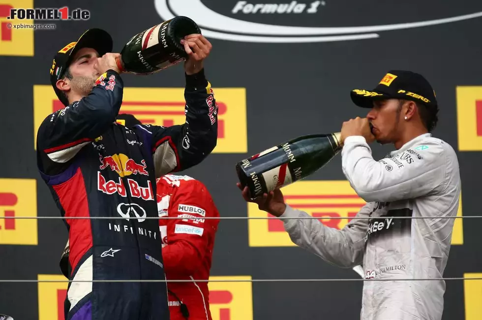 Foto zur News: Daniel Ricciardo (Red Bull) und Lewis Hamilton (Mercedes)