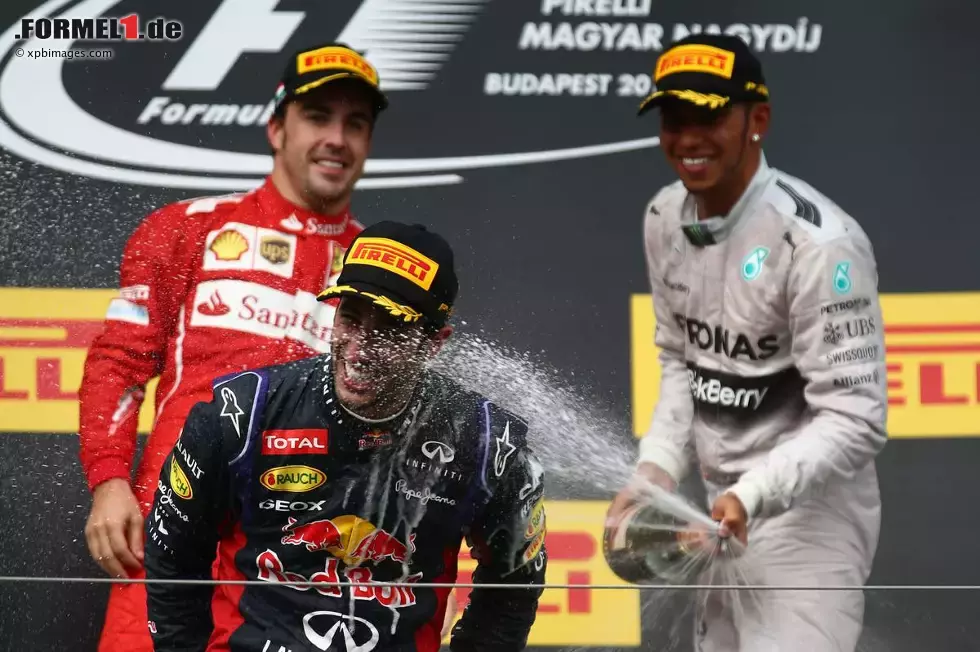 Foto zur News: Daniel Ricciardo (Red Bull), Fernando Alonso (Ferrari) und Lewis Hamilton (Mercedes)