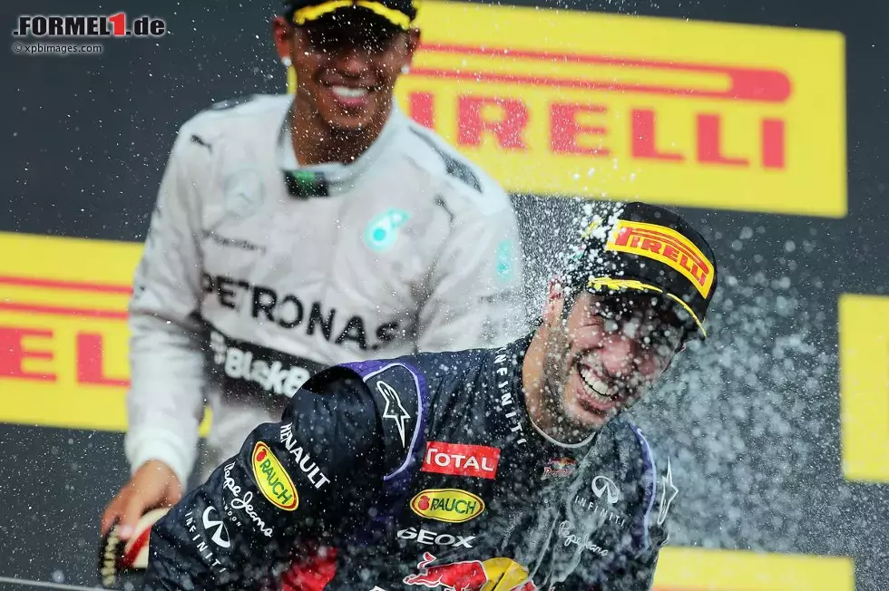 Foto zur News: Daniel Ricciardo (Red Bull) und Lewis Hamilton (Mercedes)