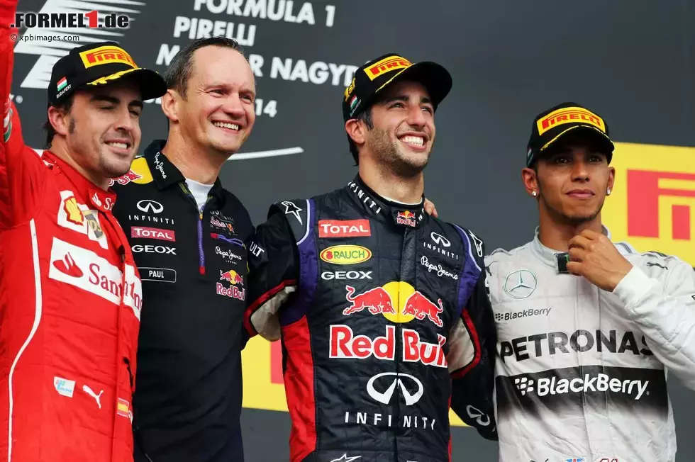 Foto zur News: Fernando Alonso (Ferrari), Daniel Ricciardo (Red Bull) und Lewis Hamilton (Mercedes)