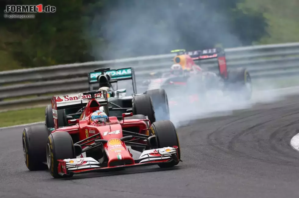 Foto zur News: Fernando Alonso (Ferrari) und Lewis Hamilton (Mercedes)