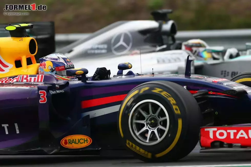 Foto zur News: Daniel Ricciardo (Red Bull) und Lewis Hamilton (Mercedes)