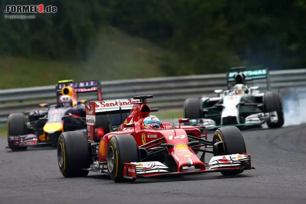 Foto zur News: Fernando Alonso (Ferrari), Daniel Ricciardo (Red Bull) und Lewis Hamilton (Mercedes)