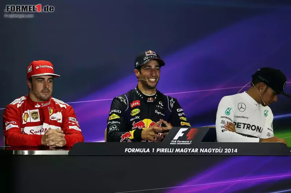 Foto zur News: Fernando Alonso (Ferrari), Daniel Ricciardo (Red Bull) und Lewis Hamilton (Mercedes)