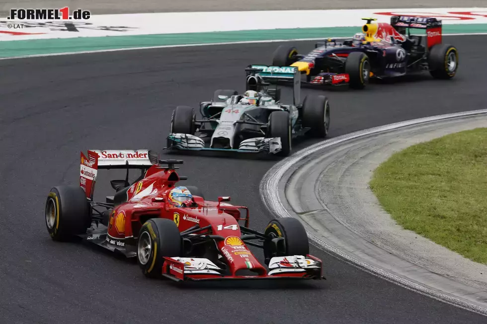 Foto zur News: Fernando Alonso (Ferrari), Lewis Hamilton (Mercedes) und Daniel Ricciardo (Red Bull)