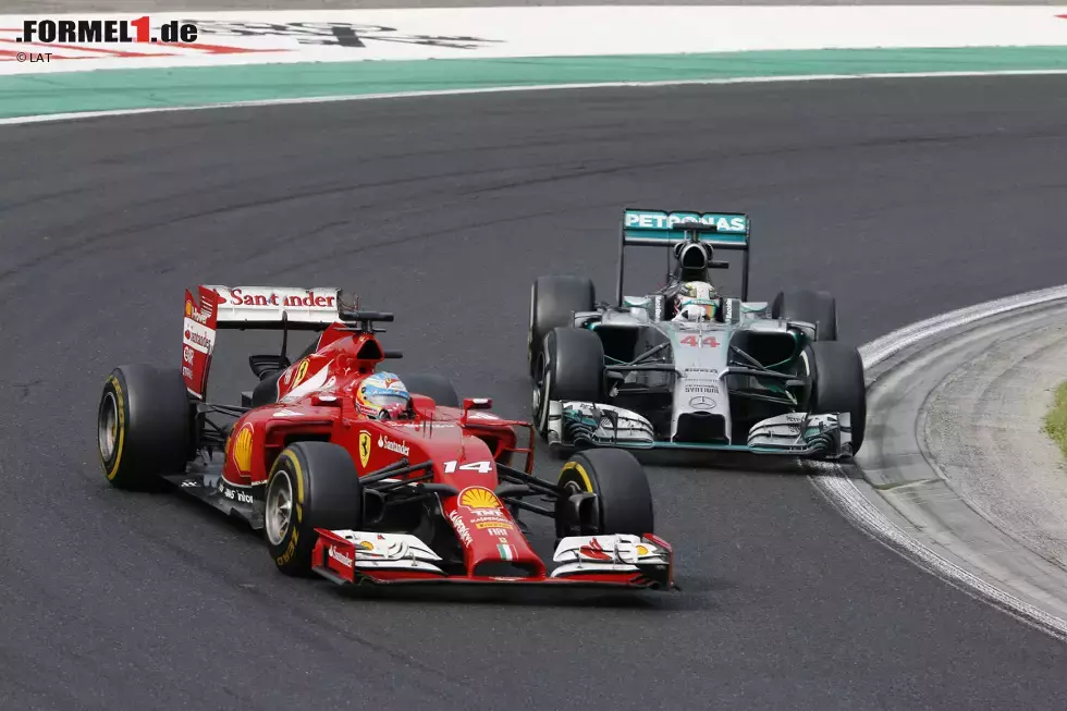 Foto zur News: Fernando Alonso (Ferrari) und Lewis Hamilton (Mercedes)