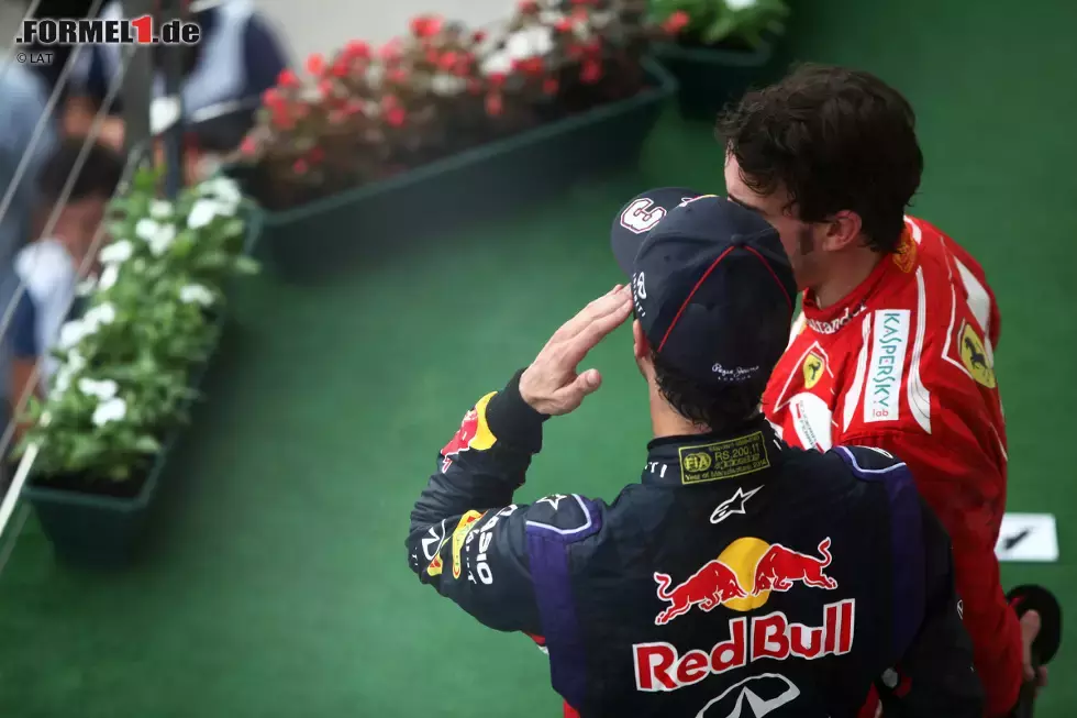 Foto zur News: Daniel Ricciardo (Red Bull) und Fernando Alonso (Ferrari)