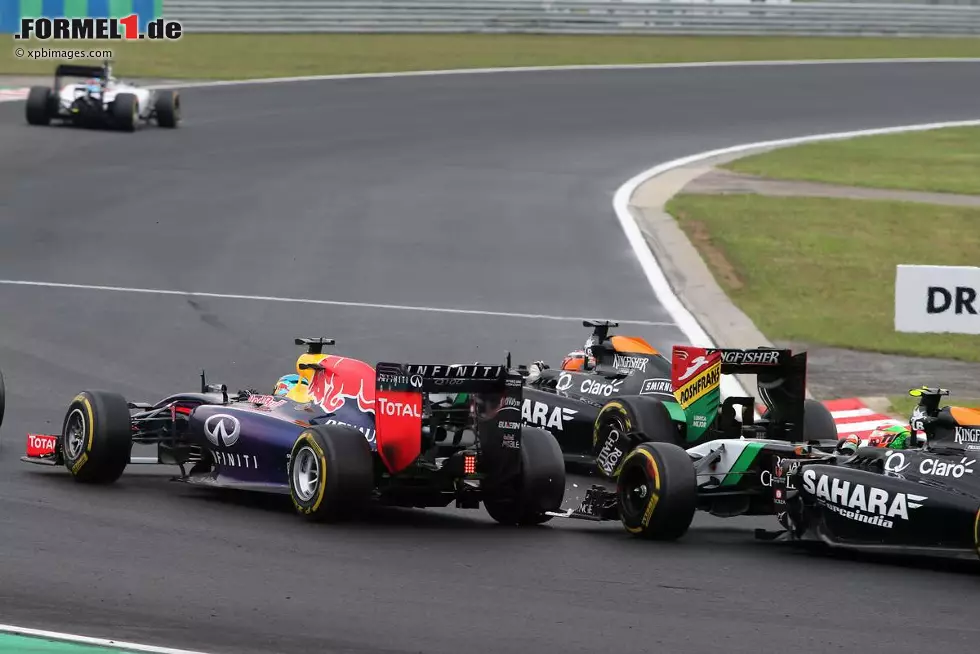 Foto zur News: Sebastian Vettel (Red Bull) und Sergio Perez (Force India)