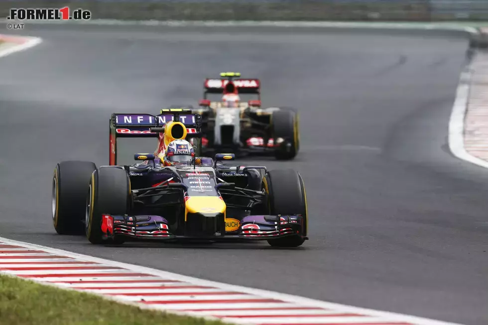 Foto zur News: Daniel Ricciardo (Red Bull) und Pastor Maldonado (Lotus)