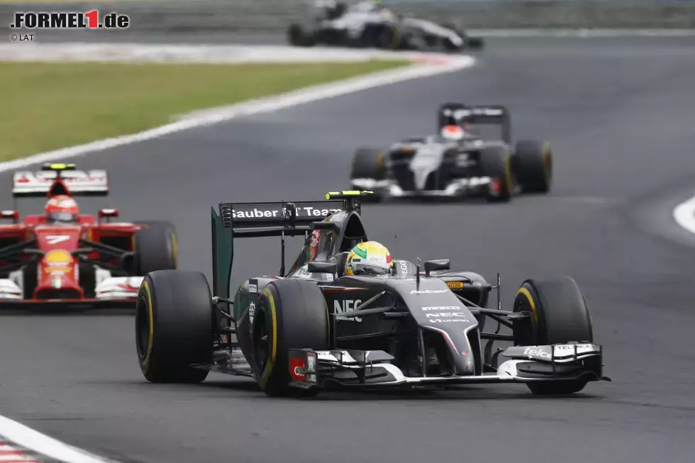 Foto zur News: Esteban Gutierrez (Sauber) und Kimi Räikkönen (Ferrari)