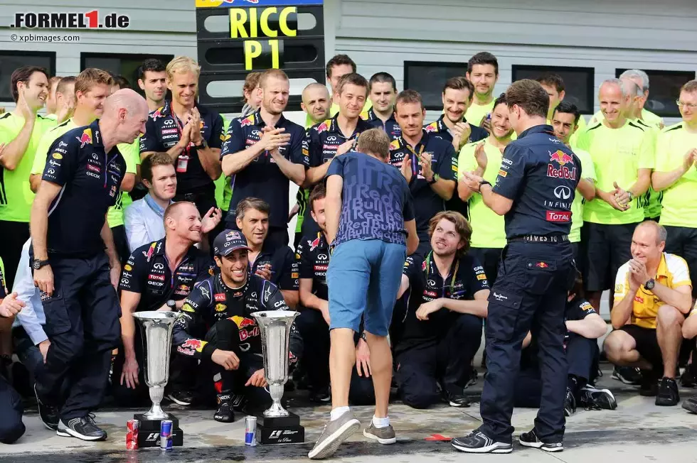 Foto zur News: Sebastian Vettel (Red Bull) und Daniel Ricciardo (Red Bull)