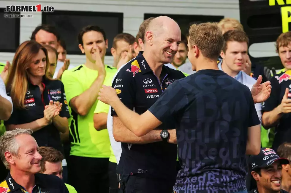 Foto zur News: Sebastian Vettel (Red Bull), Adrian Newey und Daniel Ricciardo (Red Bull)