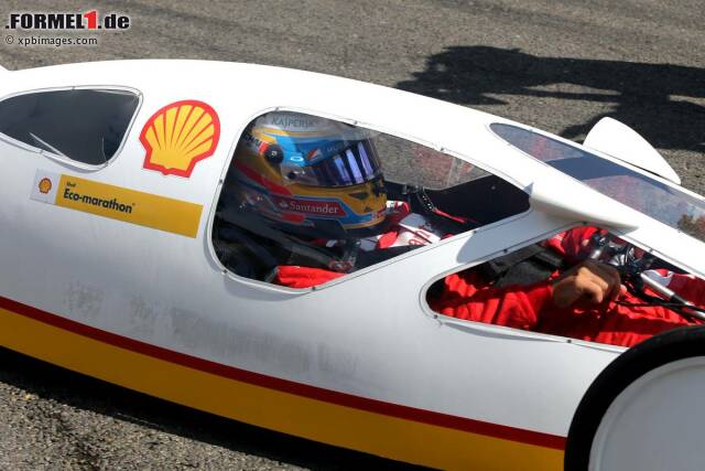 Foto zur News: Viel Platz ist im Mini-Renner nicht. Normalerweise sind die Piloten noch kleiner als Formel-1-Fahrer.