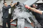 Foto zur News: Lewis Hamilton (Mercedes) und die &quot;IceBucketChallenge&quot;