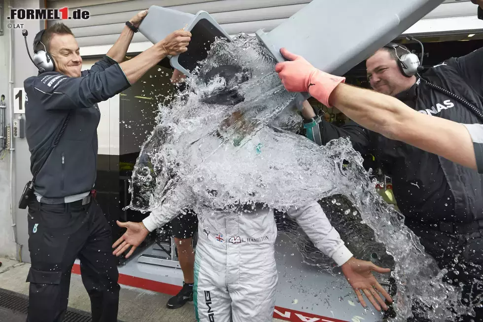 Foto zur News: Lewis Hamilton (Mercedes) und die &quot;IceBucketChallenge&quot;