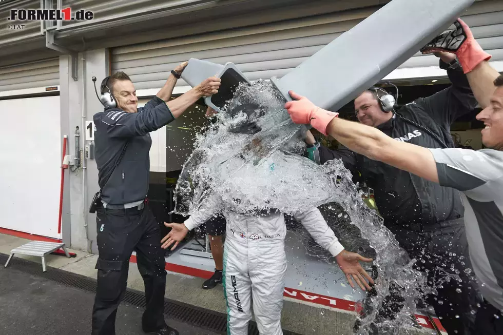 Foto zur News: Lewis Hamilton (Mercedes) und die &quot;IceBucketChallenge&quot;