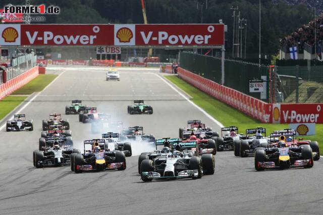 Foto zur News: Am Start schnappte sich Lewis Hamilton zunächst die Führung, Nico Rosberg fiel sogar noch von der Pole-Position aus gestartet hinter Sebastian Vettel auf den dritten Rang zurück
