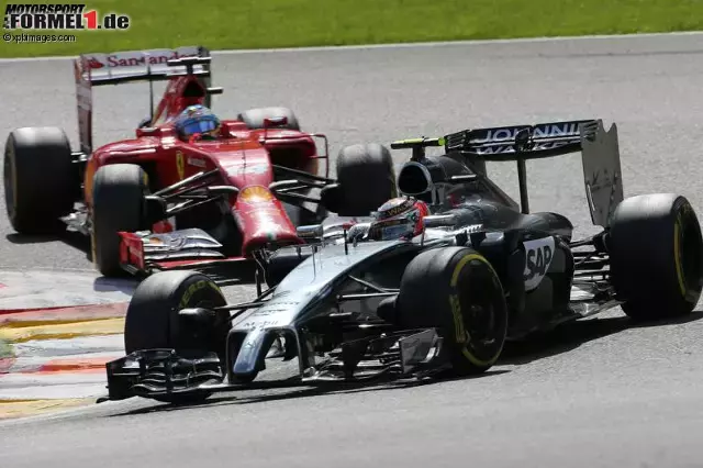 Foto zur News: Kevin Magnussen Fernando Alonso (Scuderia Ferrari) (McLaren Mercedes)