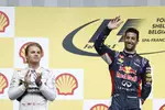 Foto zur News: Daniel Ricciardo (Red Bull) und Nico Rosberg (Mercedes)