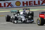 Foto zur News: Nico Rosberg (Mercedes) und Valtteri Bottas (Williams)