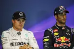 Foto zur News: Nico Rosberg (Mercedes) und Daniel Ricciardo (Red Bull)