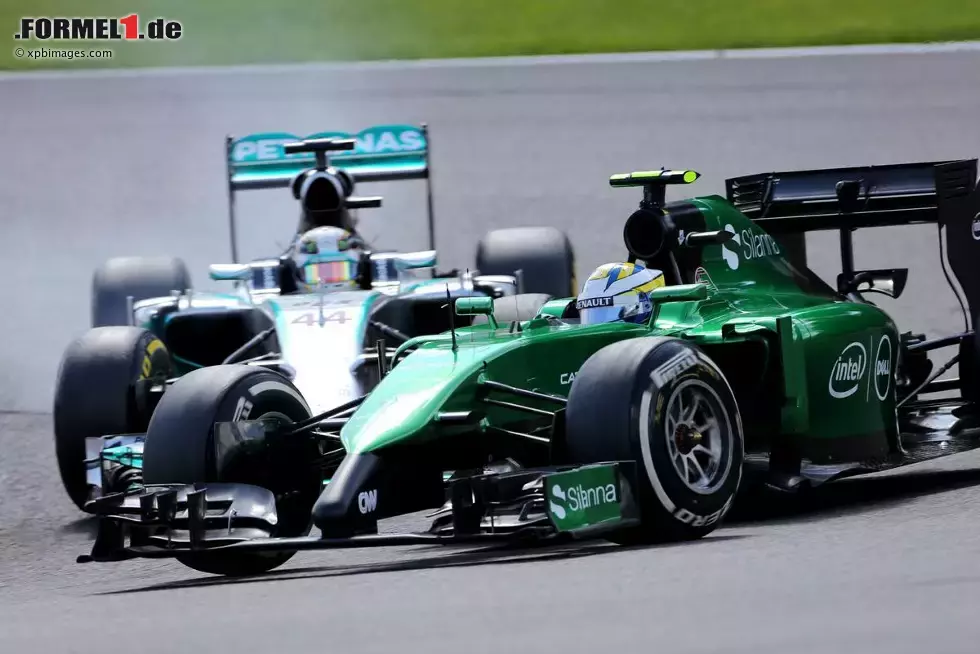 Foto zur News: Marcus Ericsson (Caterham) und Lewis Hamilton (Mercedes)